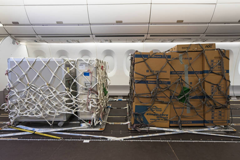 Pallets em cabine de passageiros de um A350 convertida para transporte de carga