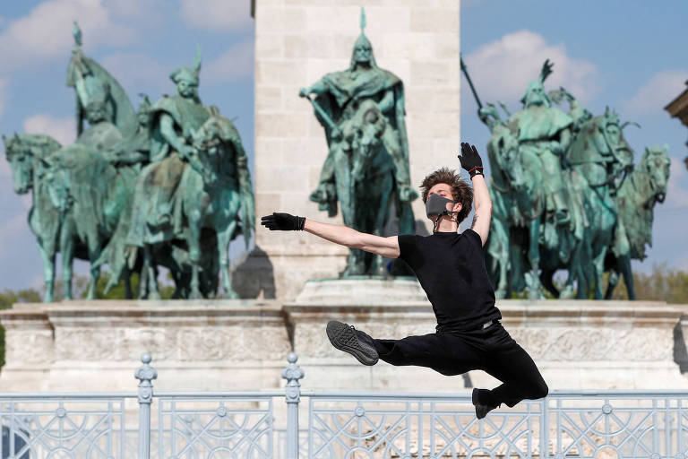 Dançarino interpreta 'melodia do coronavírus' em praça vazia de Budapeste