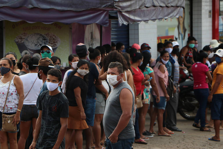 Cidade com maior incidência de coronavírus do país tem fila da Caixa ao lado de hospital de campanha