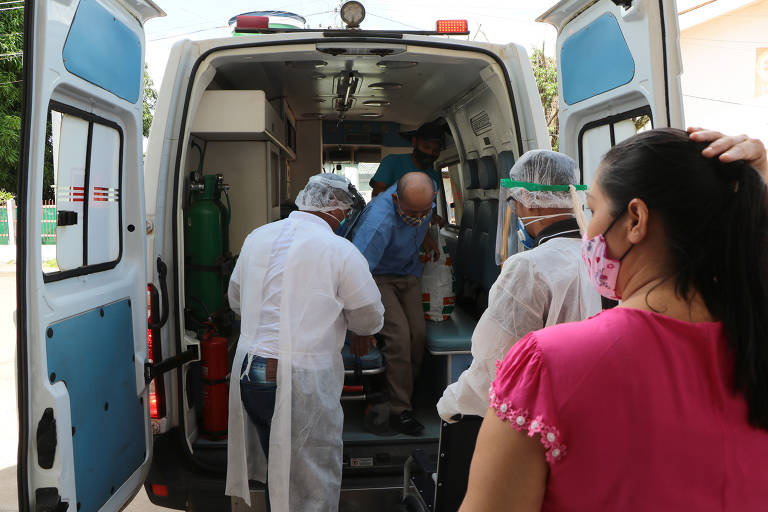 Paciente com fortes dores é levado para atendimento no Hospital Geral de Manacapuru, após chegar por engano no Hospital de Campanha que atende vítimas da Covid-19 