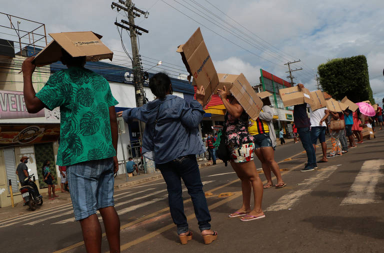 Longa fila para atendimento na Caixa Econômica Federal se forma no Boulevard Pedro Rates, a principal via de Manacapuru (AM), na manhã de sexta-feira, dia 24 de abril