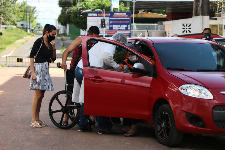 Paciente com sintomas de coronavírus chega para atendimento no Hospital de Campanha em Manacapuru (AM) 