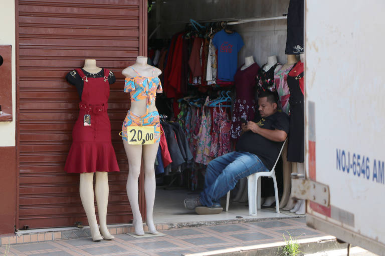 Diversas lojas continuam abertas mesmo após decreto que proíbe o funcionamento de comércio e serviços não essenciais em Manacapuru 
