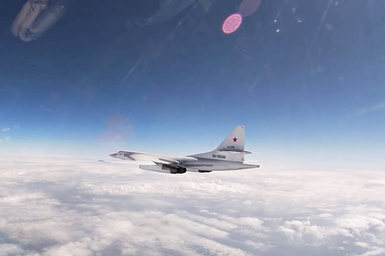 Trecho de vídeo mostra bombardeiro estratégico Tu-160 sobre o Báltico nesta quarta (29)