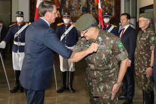 residente da República Jair Bolsonaro, recebe as honras militares