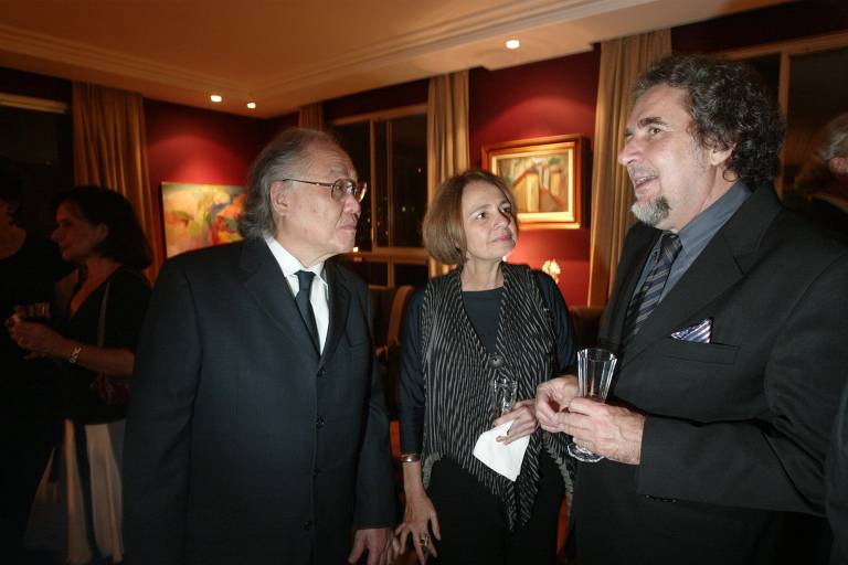 Ricardo Ohtake, Marcy Junqueira e Nirlando Beirão durante jantar na casa do então embaixador da Espanha, Ricardo Peidró, em São Paulo, em maio de 2007