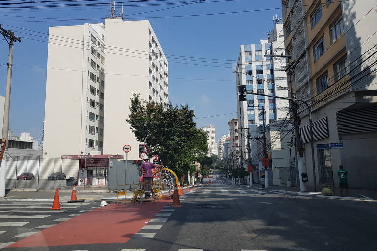 Troca de fiação na alameda Nothmann, no centro de São Paulo, região que está desde a semana passada com semáforos desligados por causa do roubo de fios