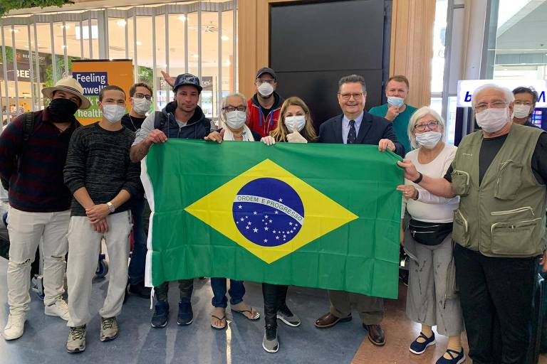 Brasileiros em aeroporto de Auckland, pouco antes de embarcar em voo fretado pelo Itamaraty
