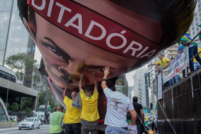 Apoiadores de Jair Bolsonaro durante manifestação de apoio ao presidente e contra o governador de São Paulo, João Doria, na avenida Paulista