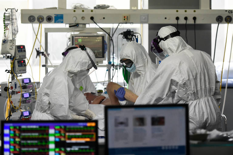 Médicos de hospital em Madri tratam paciente com coronavírus; equipamentos de saúde têm sido um dos principais alvos dos ataques durante a pandemia 
