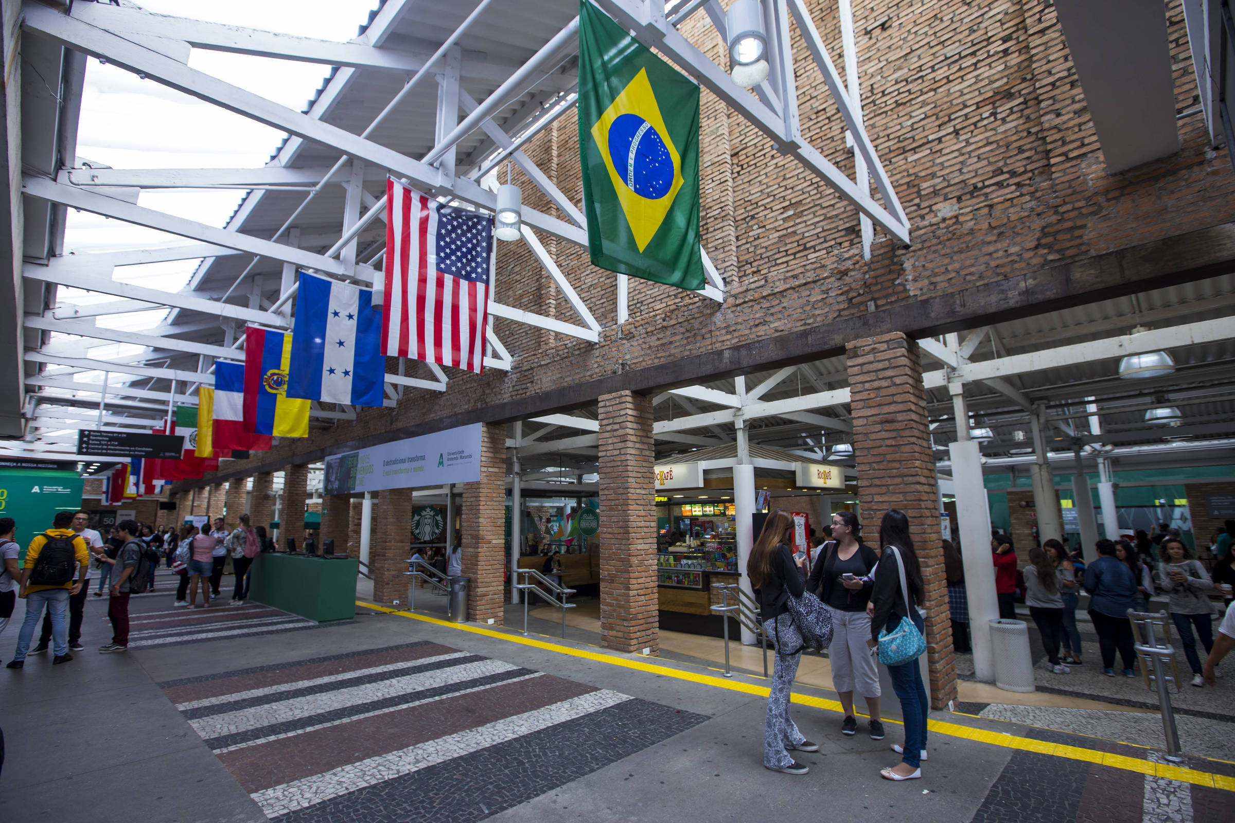 Faculdades da Laureate substituem professores por robô sem que alunos saibam