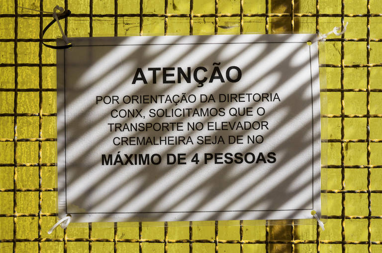 Obras continuam mesmo durante período de quarentena; aviso para evitar aglomeração de pessoas ao utilizar o elevador em uma obra no bairro Cidade Ademar, em São Paulo