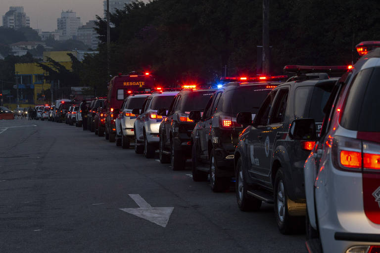 SAO PAULO, SP, 02.05.2020: COTIDIANO - Carreata homenageia profissionais da Saúde e Segurança Pública (Mathilde Missioneiro/Folhapress)