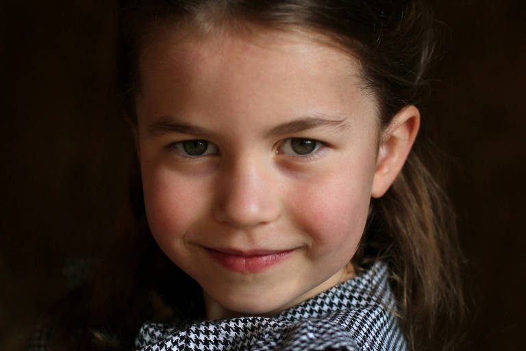 Kate Middleton fotografa princesa Charlotte para celebrar cinco anos da filha