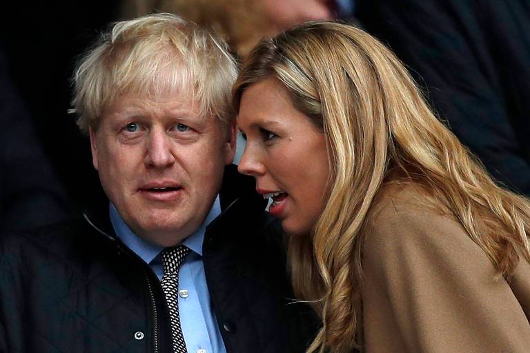 O premiê Boris Johnson ao lado de sua companheira, Carrie Symonds, durante partida de rúgbi em Londres