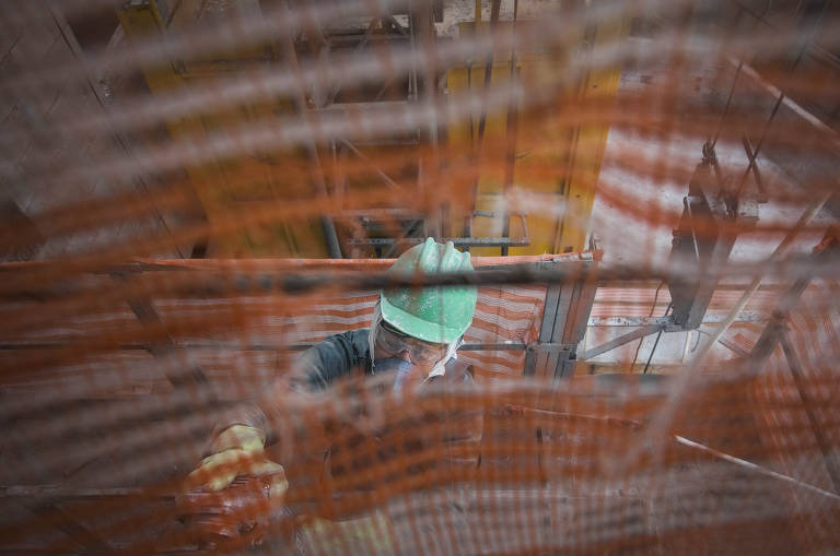 Obras continuam mesmo durante período de quarentena; usando  máscara, o operário Reginaldo Vasconcelos, 47, trabalha com uma lixadeira em uma obra no bairro Cidade Ademar, em São Paulo