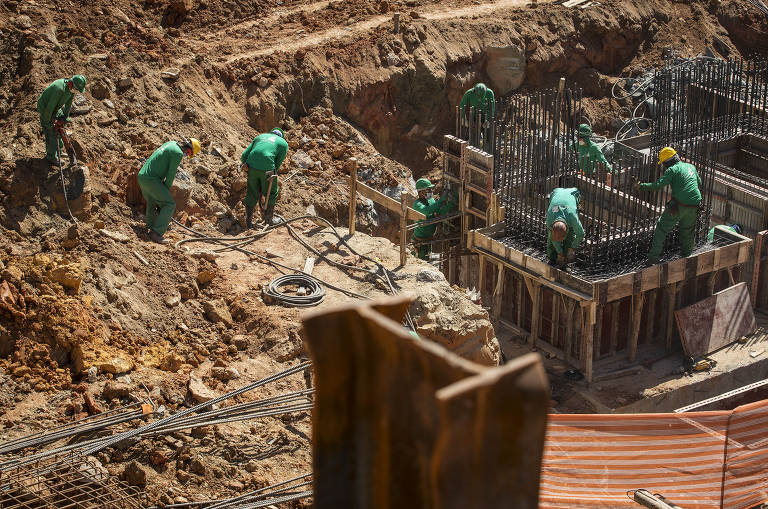 Obras continuam mesmo durante período de quarentena; usando  máscara, operários de construção civil trabalham na obra de fundação para erguer um prédio residencial na Freguesia do Ó, em São Paulo