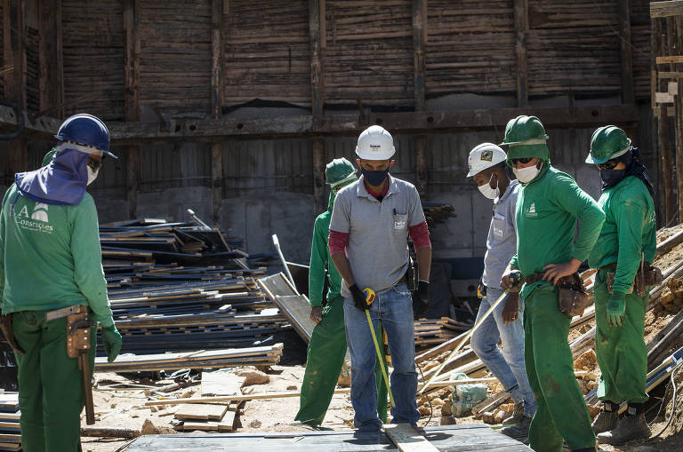 Obras continuam mesmo durante período de quarentena; usando  máscara, operários de construção civil trabalham na obra de fundação para erguer um prédio residencial na Freguesia do Ó, em São Paulo