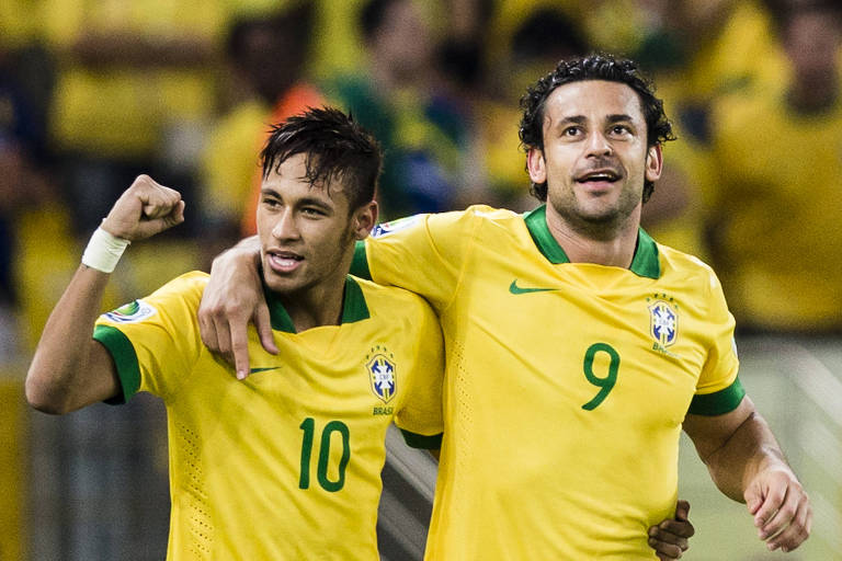 Os atacantes Neymar e Fred comemoram o 3° gol da Seleção Brasileira na vitória sobre a Espanha por 3 a 0, em jogo válido pela final da Copa das Confederações de 2013, no estádio do Maracanã