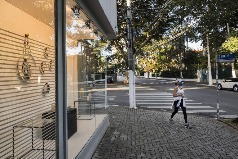 Alameda Gabriel Monteiro da Silva, no Jardim Europa; dezenas de lojas da região, que tem foco em design e arquitetura de interiores, usaram a medida provisória do governo para segurar empregos