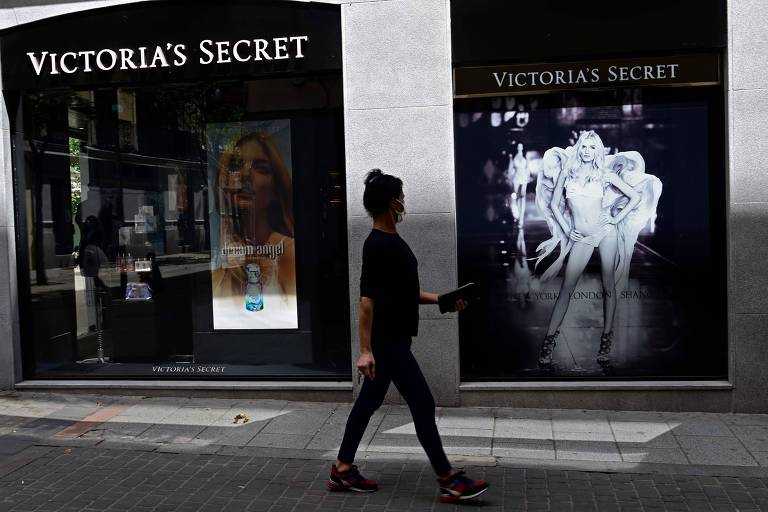 Mulher caminha em frente a lojas fechadas de Madri após afrouxamento da quarentena imposta por causa do coronavírus na Espanha