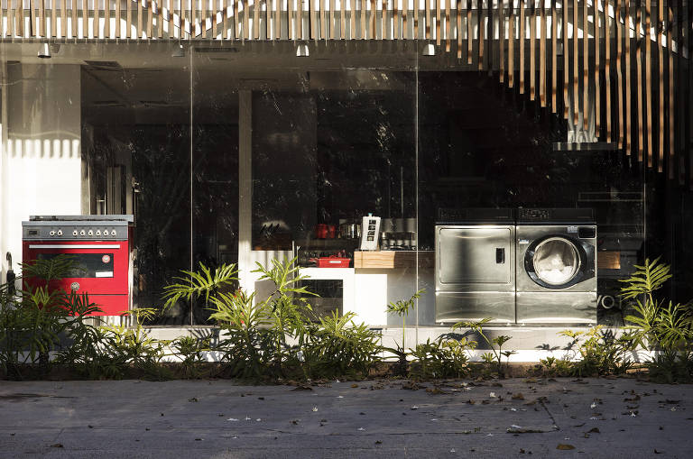 Alameda Gabriel Monteiro da Silva, no Jardim Europa; dezenas de lojas da região, que tem foco em design e arquitetura de interiores, usaram a medida provisória do governo para segurar empregos