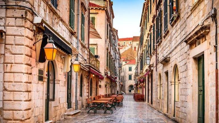 Antes lotadas de turistas, as ruas de Dubrovnik agora estão vazias