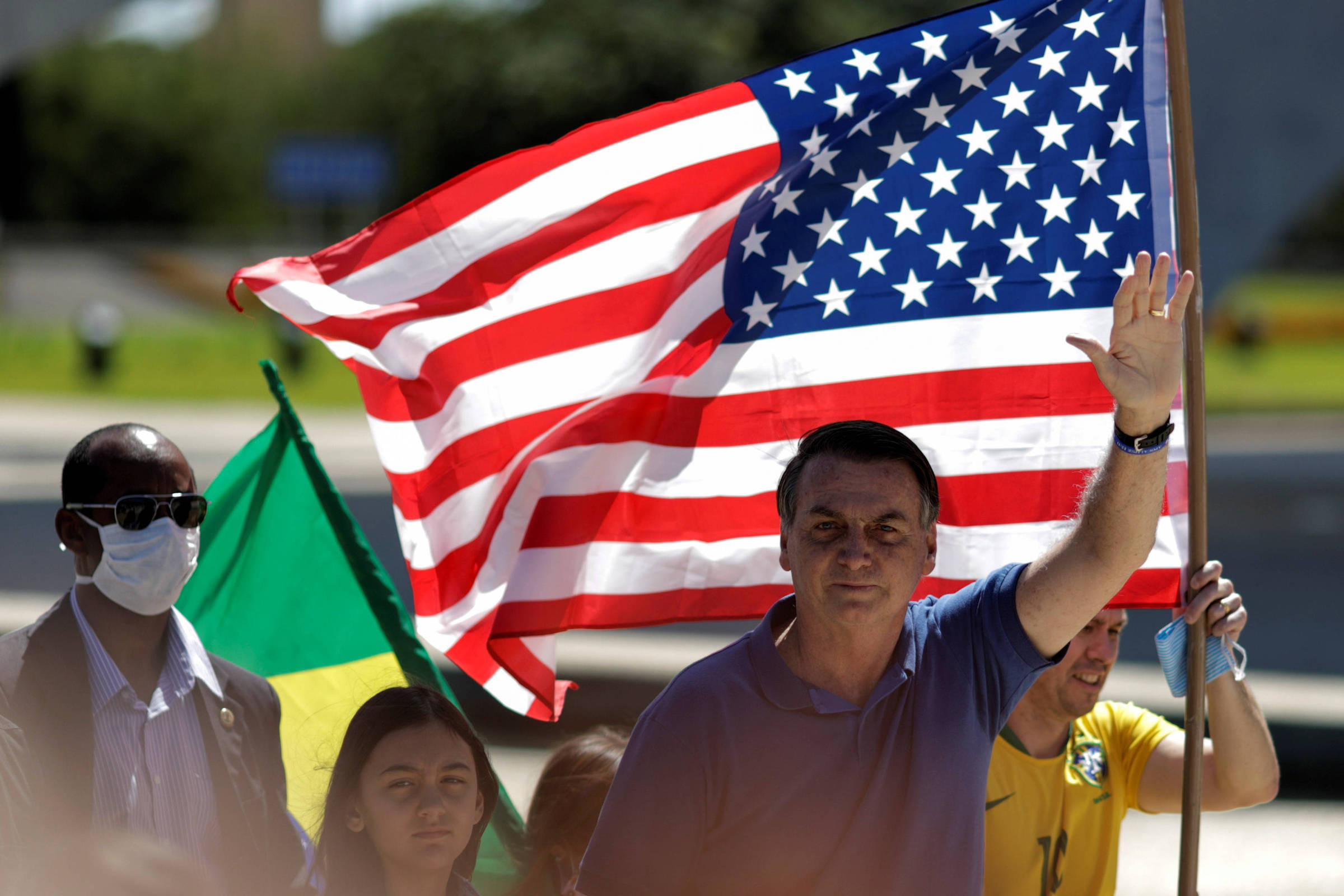 Kit bolsonarista de protestos tem bandeiras dos EUA em estética da