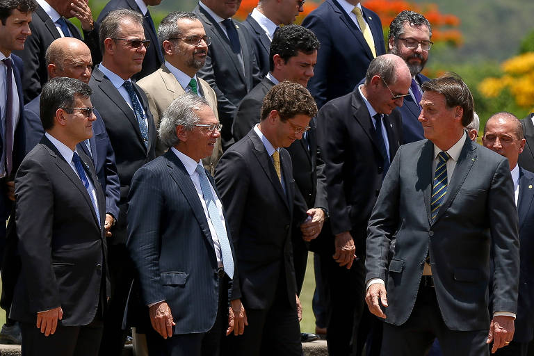 O presidente Jair Bolsonaro, acompanhado, entre outros, por Paulo Guedes, Sergio Moro e Ernesto Araújo, em cerimônia em homenagem ao Dia da Bandeira, em Brasília
