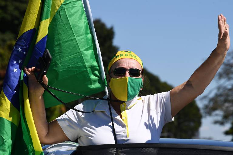 Um grupo de manifestantes se reuniu em frente ao Museu Nacional, em Brasília. Em seguida, foi organizada uma carreata em direção ao Palácio do Planalto.