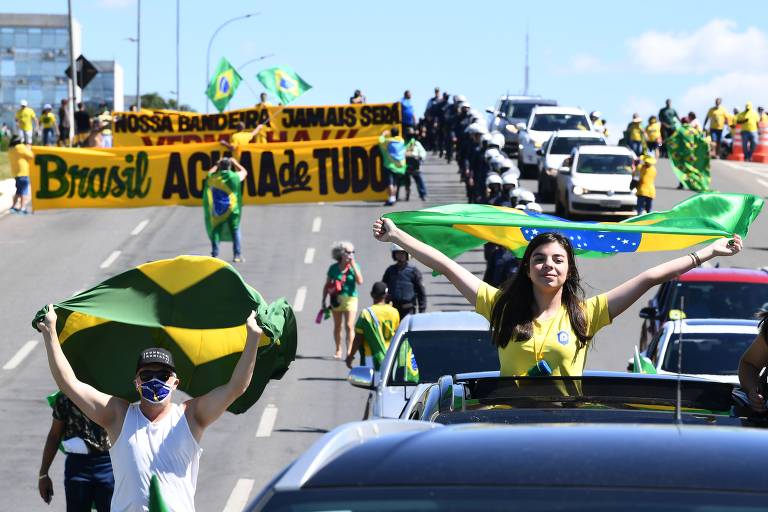 Apoiadores do presidente Jair Bolsonaro realizam carreata em Brasília neste domingo (3)