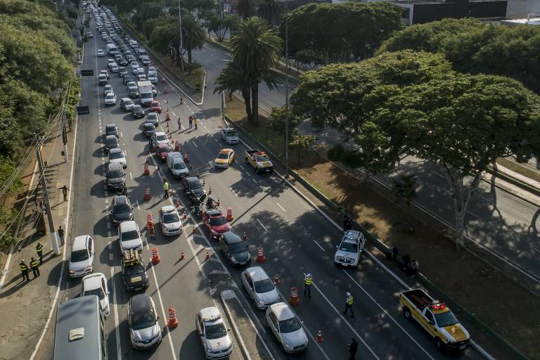 Bloqueio de vias na cidade São Paulo durante quarentena