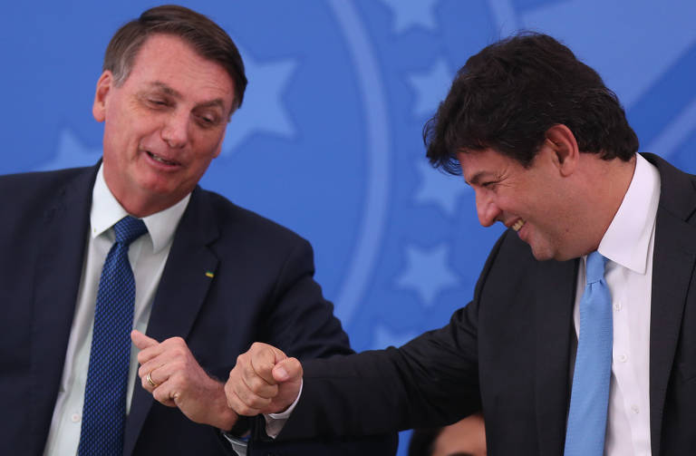 O presidente Jair Bolsonaro cumprimenta Luiz Henrique Mandetta durante cerimônia de posse do novo ministro da Saúde, Nelson Teich