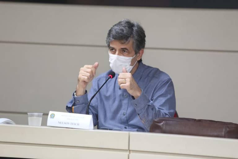 O ministro da Sáude, Nelson Teich, durante reunião com o governador do Amazonas, Wilson Lima (PSC), e o prefeito da capital, Arthur Virgílio Neto (PSDB), sobre a situação do novo coronavírus na região