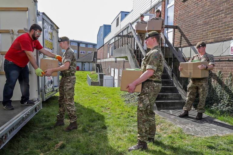 Militares britânico ajudam a transferir registros do hospital St, Mary, na ilha de Wight