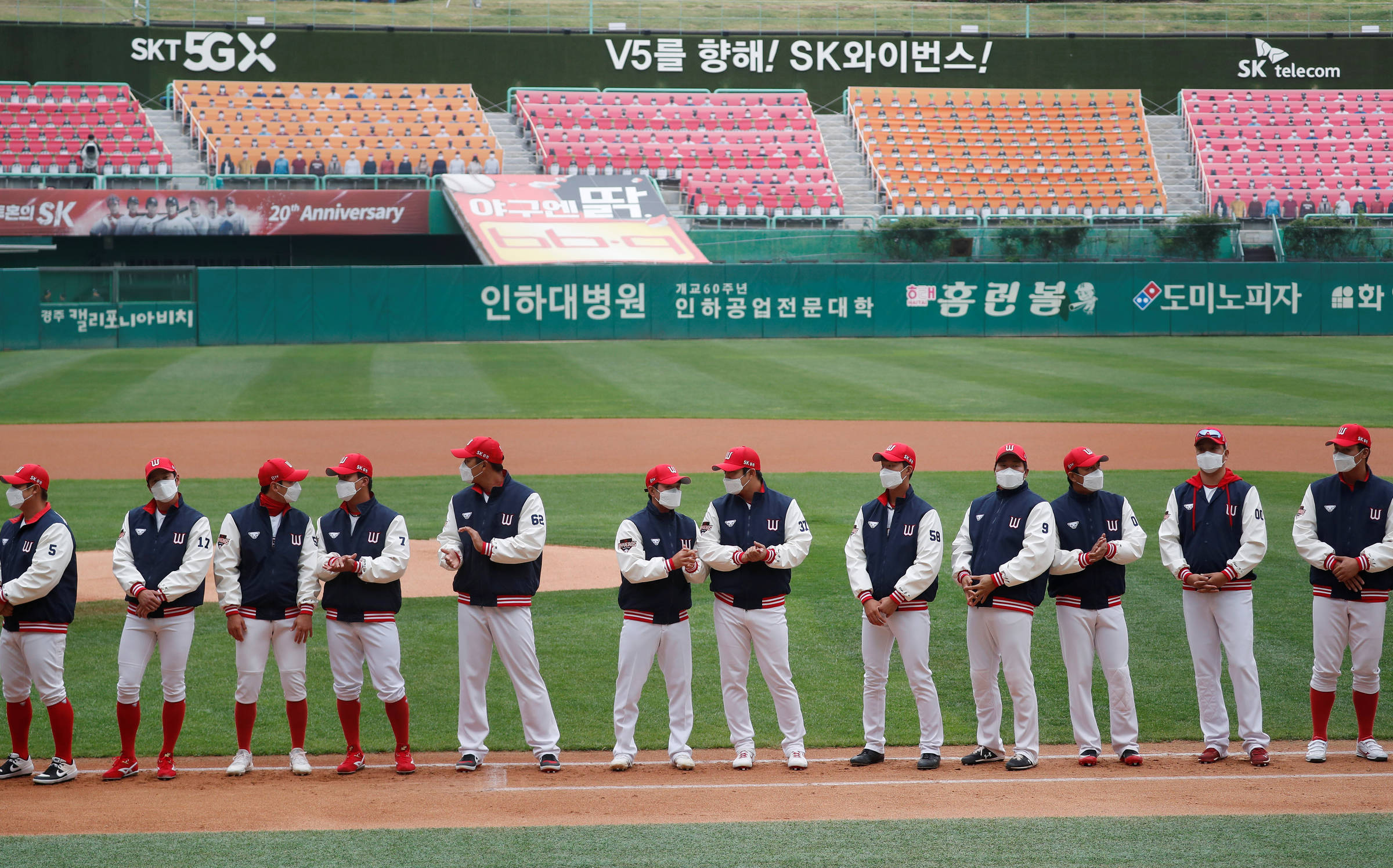 Beisebol Sul Coreano Tem Torcida Em Banner E Cheerleaders De Mascara 05 05 2020 Esporte Folha