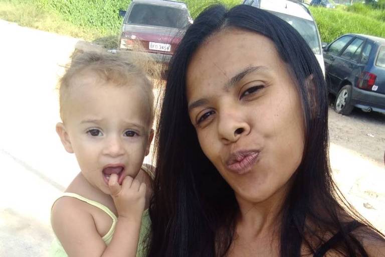 Liliana de Freitas Oliveira, 31, operadora de telemarketing, de São Paulo (SP), com a filha Helena, de 1 ano e 7 meses; ela diz que recebeu apenas R$ 180 de Bolsa Família em abril e que a filha não recebe pensão do pai
