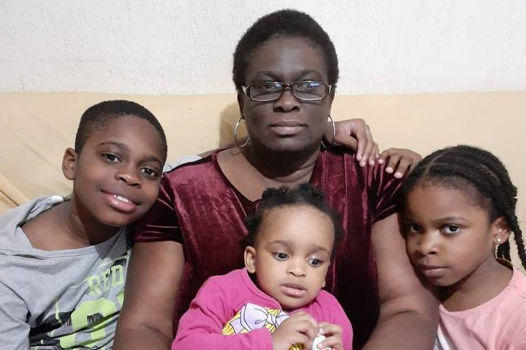 Priscilla Adaeze Udeh, 43 anos, de São Paulo (SP), com os filhos
Daniel, 10, Jéssica, 7, e Victoria, 1 ano e 6 meses; ela recebe o Bolsa Família, mas não recebeu o auxílio emergencial de R$ 1.200
