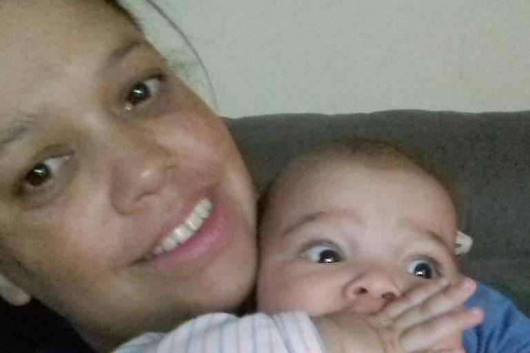 Simone Cristina de Almeida, 42 anos, de São Paulo (SP), com a filha Leticia, de cinco meses. Ela também tem um filho de seis anos e recebeu apenas o pagamento de R$ 180 do Bolsa Família em abril