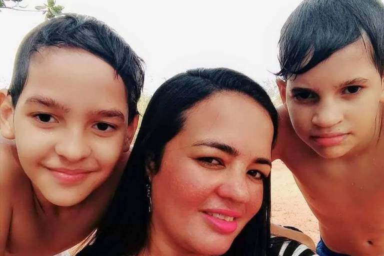 Herlândia Rodrigues dos Santos, 36 anos, de Brejo Santo (CE), com os filhos José Victor, 13, e Jean Pedro, 14; a dona de casa baixou o aplicativo do auxílio emergencial, mas mensagem diz que ela já está no CadÚnico