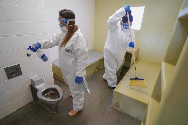 Detentos limpam celas em centro de detenção em Santee, na Califórnia