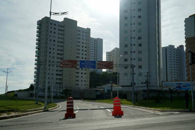 Avenida fechada em São Luís, com bloqueio de atividades não essenciais