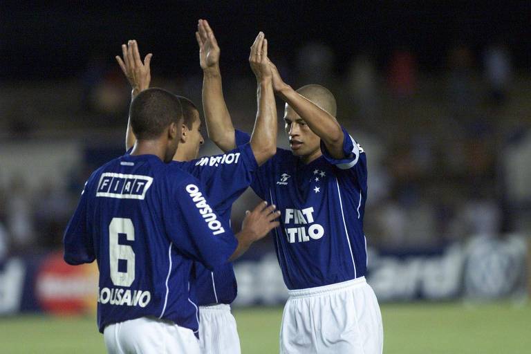 Alex (à dir.) comemora a vitória sobre o Goiás na campanha do título brasileiro do Cruzeiro em 2003