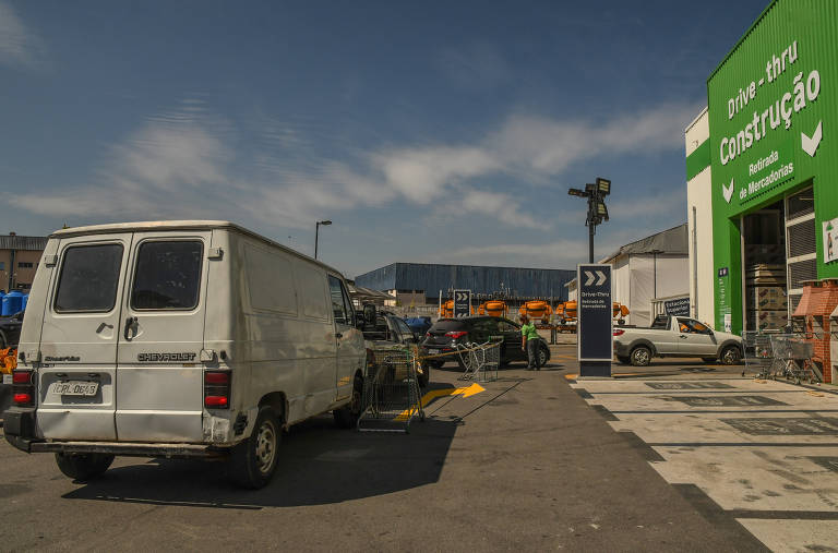 Lojas e shoppings fazendo drive-thru; clientes fazem fila de carros para serem atendidos no drive-thru da Leroy Merlin
