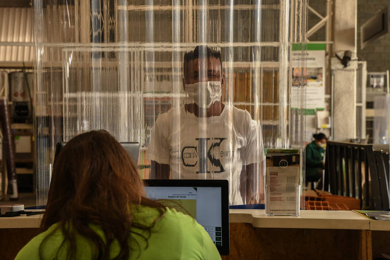 Lojas e shoppings fazendo drive-thru; Leroy Merlin adotou protocolos de higiene e segurança