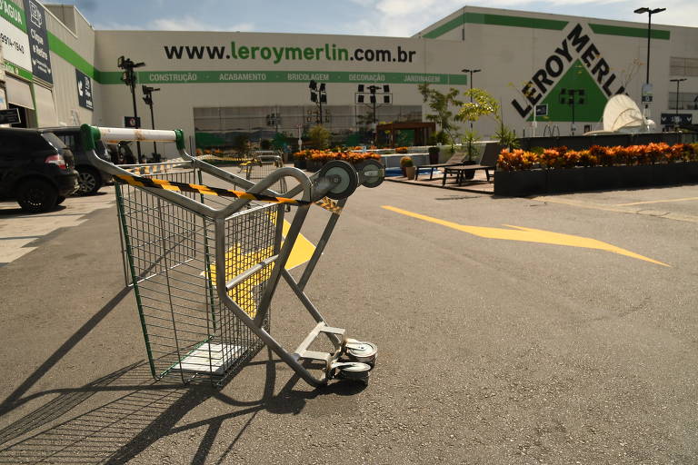 Lojas e shoppings fazendo drive-thru; Leroy Merlin adotou protocolos de higiene e segurança