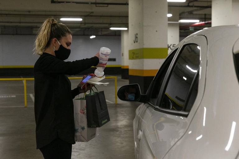 Cliente recebe a compra sem sair do carro, no drive-thru do Shopping Cidade São Paulo