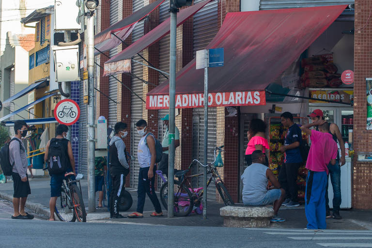 Movimentação na rua Araguaia, na região do Pari, centro de SP