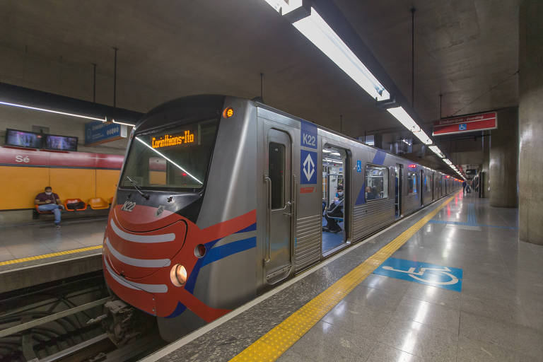 Metrô com uma máscara chega à estação da Sé, na linha 3 vermelha, sentido Itaquera; a máscara é um adesivo colado que tem a intenção de alertar o passageiro para usar o EPI