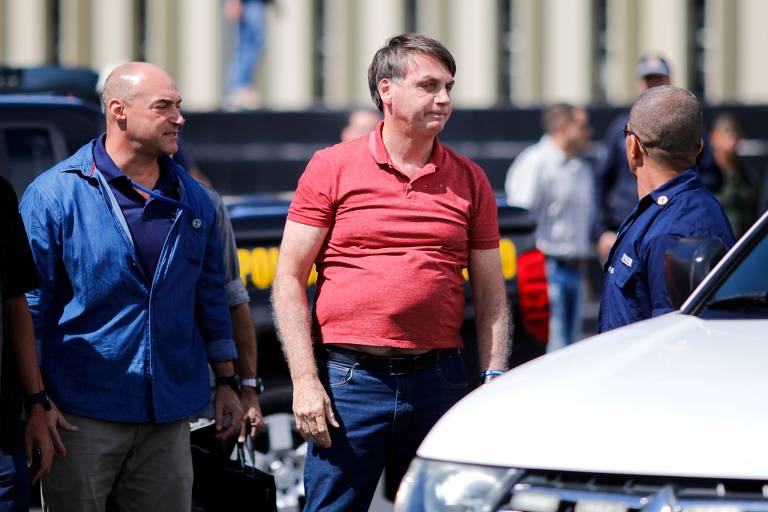 Jair Bolsonaro discursa a apoiadores que protestam contra quarentena